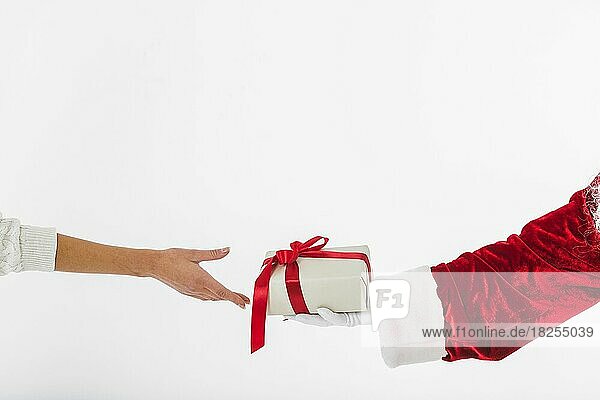 Junge Frau unter kleinen Geschenk-Box Weihnachtsmann. Auflösung und hohe Qualität schönes Foto