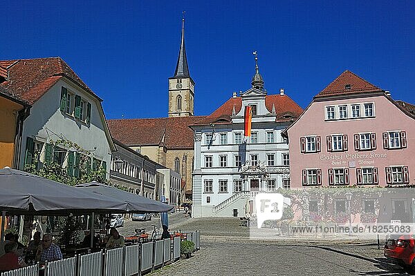 Stadt Iphofen  Marktplatz mit Stadtpfarrkirche Sankt Veit  das Rathaus und Marienbrunnen  Landkreis Kitzingen  Unterfranken  Bayern  Deutschland  Europa