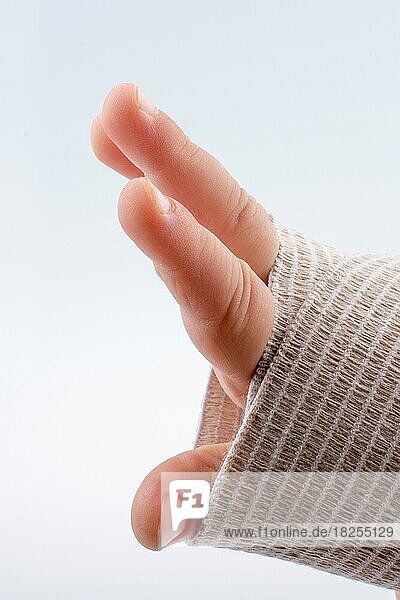 Baby Handgelenk in Bandage auf weißem Hintergrund gewickelt