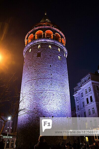 Nachtansicht des Galata-Turms aus byzantinischer Zeit in Istanbul