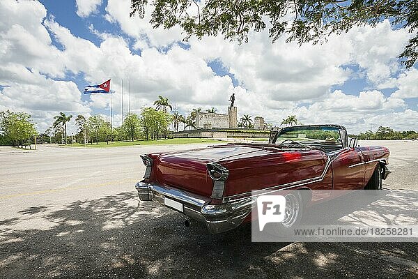 Klassisches Cabrio mit Denkmal kubanische Flagge Hintergrund