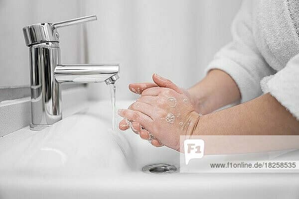 Nahaufnahme: Händewaschen mit Seife