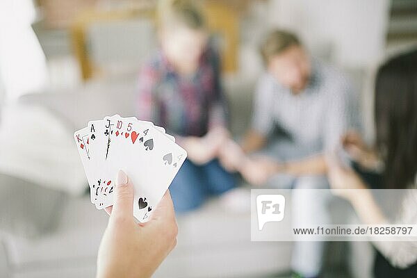 Kropfträger mit Karten  der mit Freunden spielt