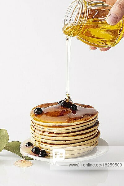 Vorderansicht Honig gegossen Pfannkuchen Turm Platte mit Blaubeeren