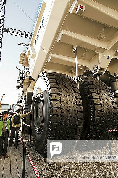 Riesige Reifen einer Mamut-Erdbewegungsmaschine  Bauma 2022  weltgrößte Baumaschinenmesse  München  Bayern