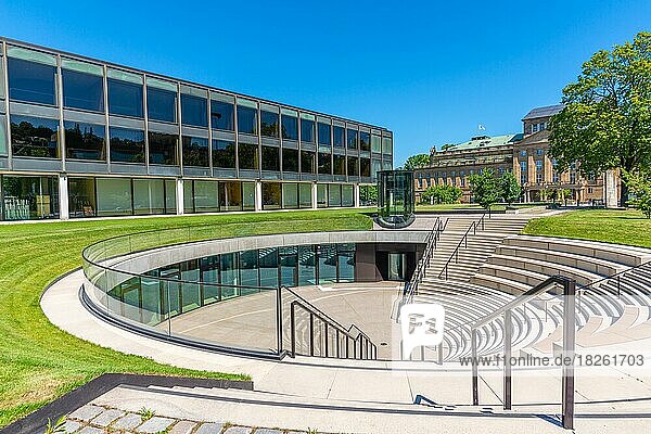 Landtag Denkmalschutz Glasfenster Flachdach Einweihung 1961 städtebaulicher Kontrast Rasenfläche Bäume Steinmauer Freitreppe Rondel Stufen Fahrstuhl Staatstheater Oberer Schlossgarten Stuttgart Baden-Württemberg Deutschland Europa