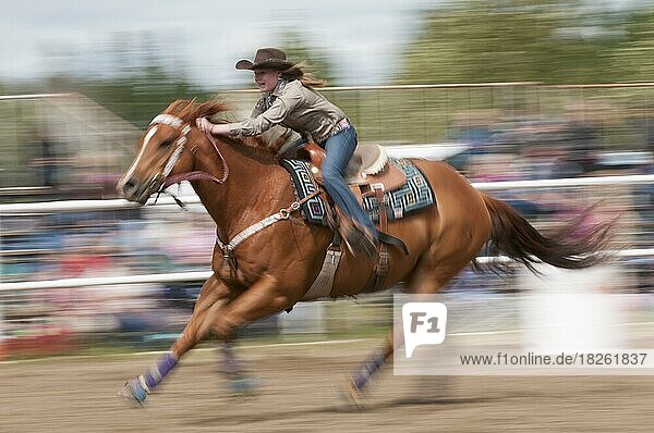 Bewegungsunschärfe eines schnell reitenden Cowgirls beim Fassrennen  Caroline Stampede  Rodeo  Caroline  Alberta  Kanada  Nordamerika