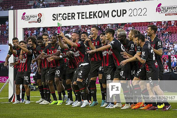 Telekom Cup 2022  16.07.2022  Rhein Energie Stadion Köln  1.FC Köln-AC Mailand 1:2  AC Mailand Siegermannschaft Telekom Cup 2022 mit Pokal und Kapitän Ante REBIC
