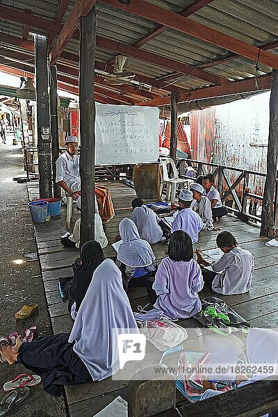 Blick in eine Schule im muslimischen Stelzendorf Koh Panyi (Koh Panyee) in der Bucht von Phang Nga  Thailand  Asien