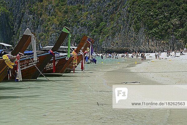 Touristen und traditionelle Longtail Boote  Maja Beach  Phi Phi Island  Thailand  Asien
