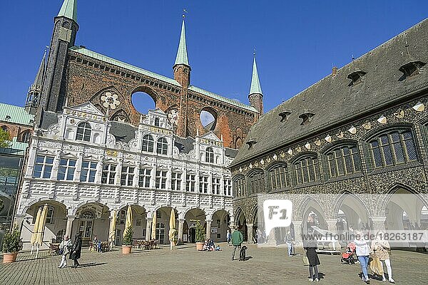 Renaissancelaube  gotische Schildwand (hinten)  Langes Haus (rechts)  Rathaus  Markt  Lübeck  Schleswig-Holstein  Deutschland  Europa