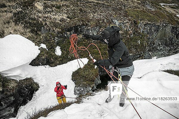 Übung Spaltenbergung für Skitouren an einer Klippe  Risikomanagement im Winter in den Bergen  Neustift im Stubaital  Tirol  Österreich  Europa