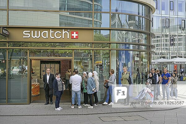 Warteschlange  Swatch  Einkaufen  Menschen  Zeil  Frankfurt am Main  Hessen  Deutschland  Europa