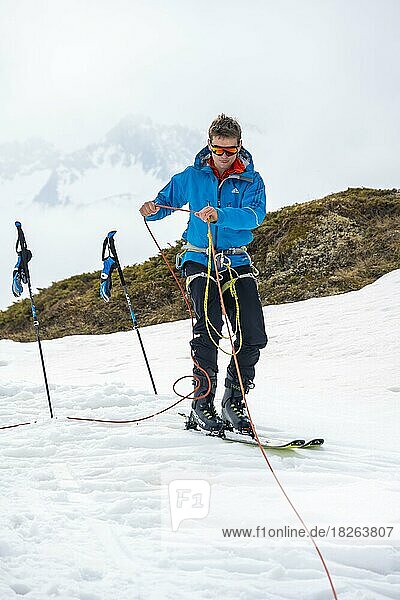 Übung Spaltenbergung für Skitouren  Risikomanagement im Winter in den Bergen  Neustift im Stubaital  Tirol  Österreich  Europa