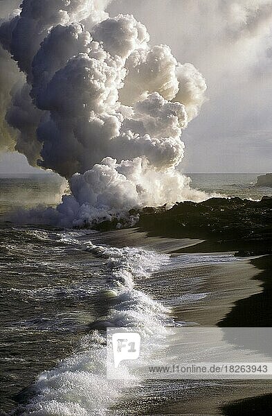 Lavastrom vom Kilauea der an der Ostseite der Insel ins Meer fließt und eine Dampfwolke und schädliche Gase bildet Big Island Hawaii USA Nordamerika