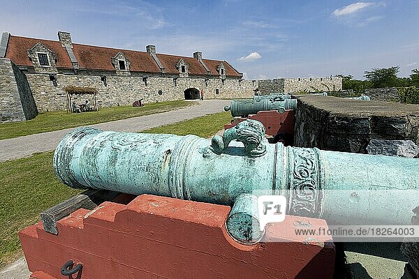 Schwarzpulverkanonen in Fort Ticonderoga  ehemals Fort Carillon  ist ein großes Fort aus dem 18. Jahrhundert  das von den Kanadiern und Franzosen an einer Engstelle in der Nähe des südlichen Endes des Lake Champlain im Bundesstaat New York in den Vereinigten Staaten errichtet wurde