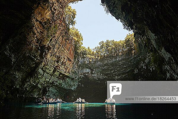 Superweitwinkelaufnahme  Drei Boote mit Touristen  türkisfarbenes Wasser  Öffnung in Höhlendecke  Tageslicht  Melissani Höhle  unterirdischer See  Insel Kefalonia  Ionische Inseln  Griechenland  Europa