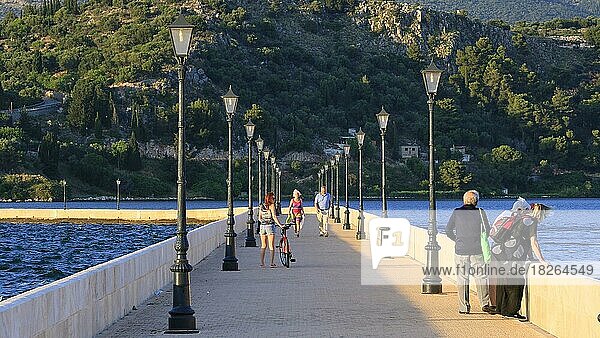 De Bosset Brücke  Passanten  Fahrrad  Laternen  Argostoli  Insel Kefalonia  Ionische Inseln  Griechenland  Europa