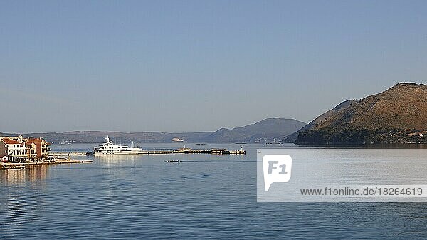 Argostoli  Häuser  Anlegesteg  Luxusyacht  blauer wolkenloser Himmel  Insel Kefalonia  Ionische Inseln  Griechenland  Europa