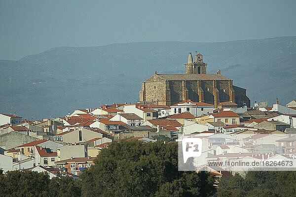 Stadtbild mit Iglesia de San Juan Bautista in Malpartida de Plasencia  Extremadura  Spanien  Europa