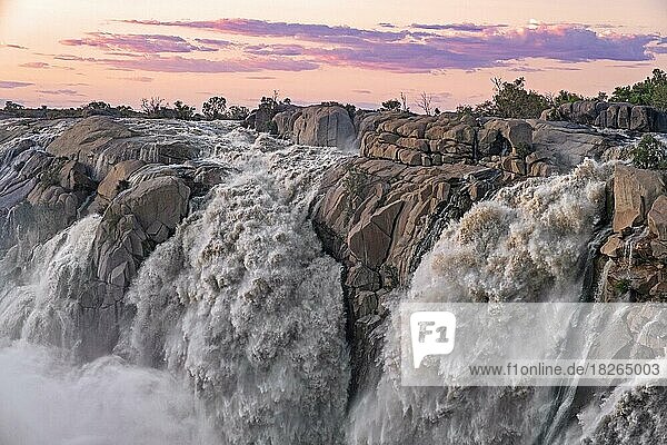 Wasserfall am Orange River im Augrabies Falls National Park bei Sonnenuntergang  Nordkap-Provinz  Südafrika