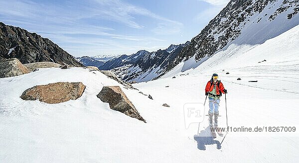 Skitourengeher beim Aufstieg zum Berglasferner  Berglastal  Stubaier Alpen  Tirol  Österreich  Europa