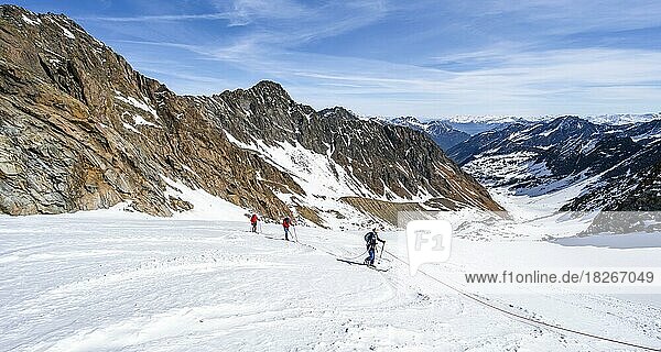 Drei Skitourengeher gehen am Seil auf dem Gletscher  Aufstieg am Berglasferner  Blick ins Berglastal und auf den Gipfel Berglasspitze  Stubaier Alpen  Tirol  Österreich  Europa
