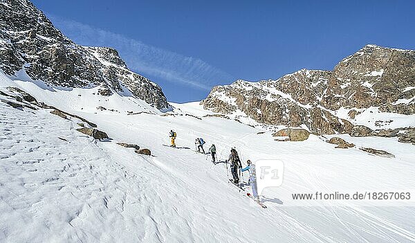 Group of ski tourers ascending the Berglasferner  view of the summit of Vorderer Hinterbergl  Berglastal  Stubai Alps  Tyrol  Austria  Europe