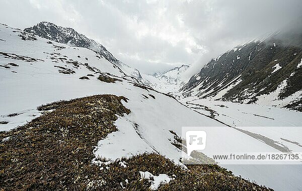 Wolkenverhangene Berge  Berglandschaft mit Schnee  Oberbergtal mit Oberbergbach im Winter  Franz-Senn-Hütte  Stubaier Alpen  Tirol  Österreich  Europa