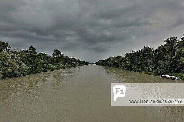 Kanalisierter Fluss bei Hochwasser  Dunkle Regenwolken  Salzach  Tittmoning  Ausblick Richtung Süden  Oberbayern  Bayern  Deutschland  Europa