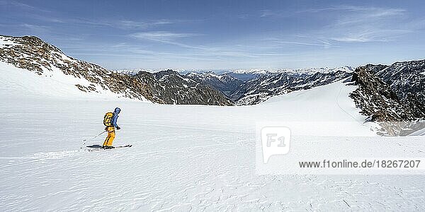 Skitourengeher bei der Abfahrt am Gletscher Berglasferner  AUsblick auf Bergpanorama  Stubaier Alpen  Tirol  Österreich  Europa