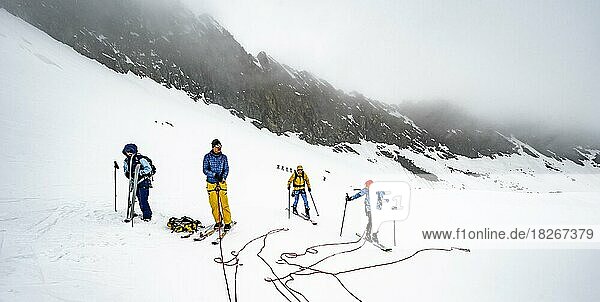 Skitourengeher binden sich in Seil ein  Vorbereitung zur Begehung des Gletschers  Sommerwandferner  Stubaier Alpen  Tirol  Österreich  Europa