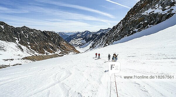 Gruppe von Skitourengehern gehen am Seil auf dem Gletscher  Aufstieg am Berglasferner  Blick ins Berglastal  Stubaier Alpen  Tirol  Österreich  Europa