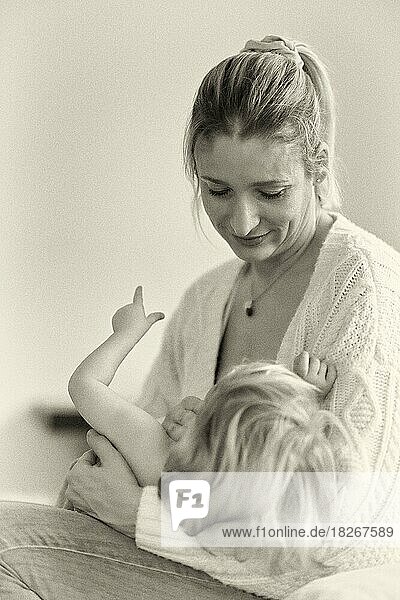 Mutterliebe  Mutter hält  stillt Tochter  Mädchen  14 Monate  Stuttgart  Baden-Württemberg  Deutschland  Europa