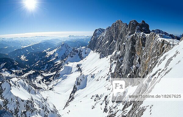 Blauer Himmel über Winterlandschaft  schneebedeckte Alpengipfel  Dachstein Südwand  Dachstein Gletscher  Steiermark  Österreich  Europa