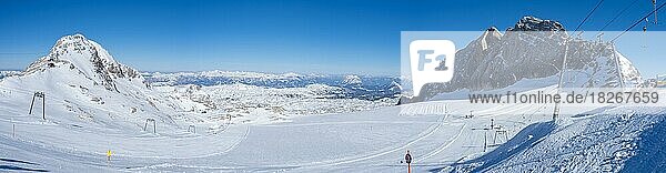 Skigebiet am Dachsteingletscher  schneebedeckte Gipfel im Toten Gebirge  Ausblick vom Hallstätter Gletscher  Dachsteingebirge  Steiermark  Österreich  Europa