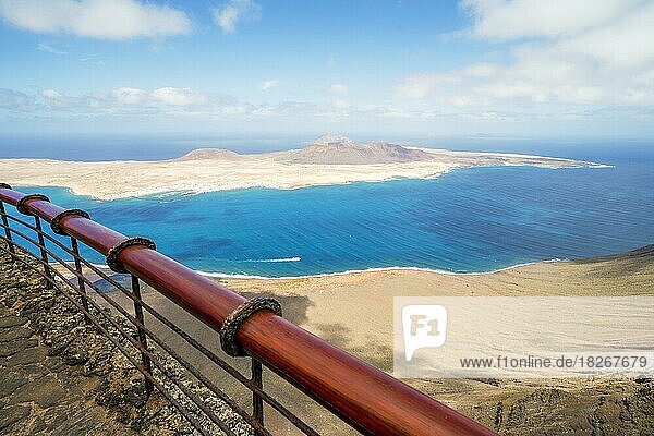 Die Insel Graciosa vom Aussichtspunkt Miraror del Rio auf der Insel Lanzarote  Kanarische Inseln  Spanien  Europa