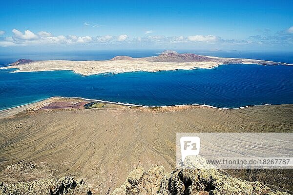 Die Insel Graciosa vom Aussichtspunkt Miraror del Rio auf der Insel Lanzarote  Kanarische Inseln  Spanien  Europa