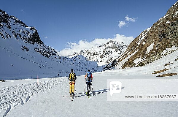 Ski tourers in the Oberberg valley  snowy mountains with peak Aperer Turm  Stubai Alps  Tyrol  Austria  Europe