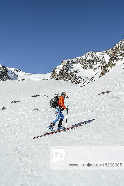 Ski tourers ascending Lisenser Ferner  Berglastal  Berglasferner at the back  Stubai Alps  Tyrol  Austria  Europe