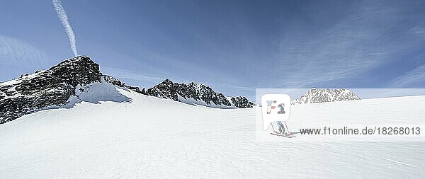 Ski tourers at Lisenser Ferner  view of mountains and glacier with peak Vorderes Hinterbergl  Stubai Alps  Tyrol  Austria  Europe