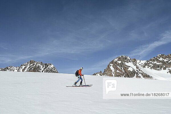 Ski tourers at Lisenser Ferner  view of mountains and glacier  Stubai Alps  Tyrol  Austria  Europe