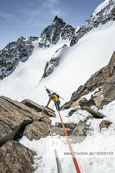 Skitourengeher beim Abstieg am Seil an der Turmscharte  Ausblick auf den Gletscher Verborgen-Berg Ferner mit Gipfel Schrandele  Stubaier Alpen  Tirol  Österreich  Europa