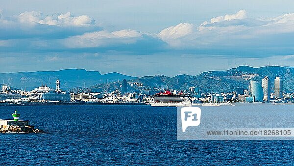 Valiant Lady  Virgin Voyages Kreuzfahrtschiff auf See mit Barcelona im Hintergrund  Spanien  Europa
