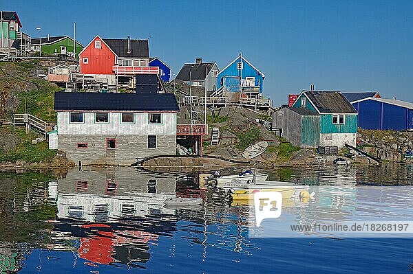 Bunte Häuser spiegeln sich im Wasser eines Fjordes  Sommer  Arktis  Maniitsoq  Grönland  Dänemark  Nordamerika