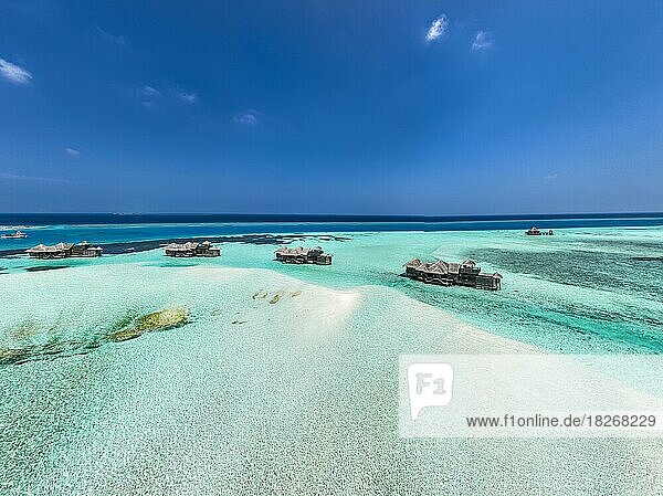 Luftaufnahme  Malediven  Nord Malé Atoll  Indischer Ozean  Lankanfushi  Gili Lankanfushi mit Wasserbungalows  Asien