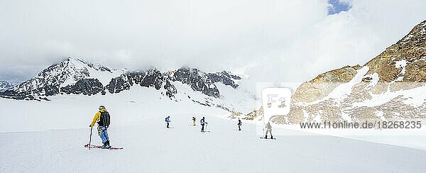 Gruppe SKitourengeher und Splitboarder bei der Abfahrt am Alpeiner Ferner  Stubaier Alpen  Tirol  Österreich  Europa