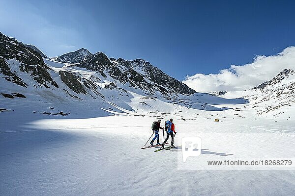 Zwei Skitourengeher beim Aufstieg zum Alpeiner Ferner  schneebedeckte Berglandschaft mit Gletscher  Stubaier Alpen  Tirol  Österreich  Europa