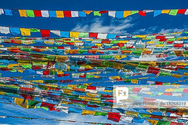 Gebetsfahnen auf dem Karo-La-Pass entlang des Friendship Highway  Tibet