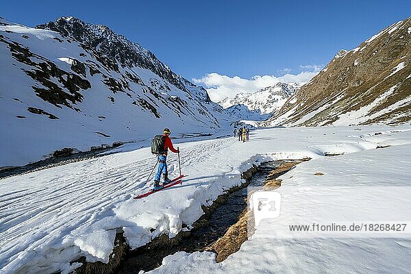 Ski tourers in a valley at Oberbergbach  snowy mountains  Franz-Senn-Hütte  Stubai Alps  Tyrol  Austria  Europe